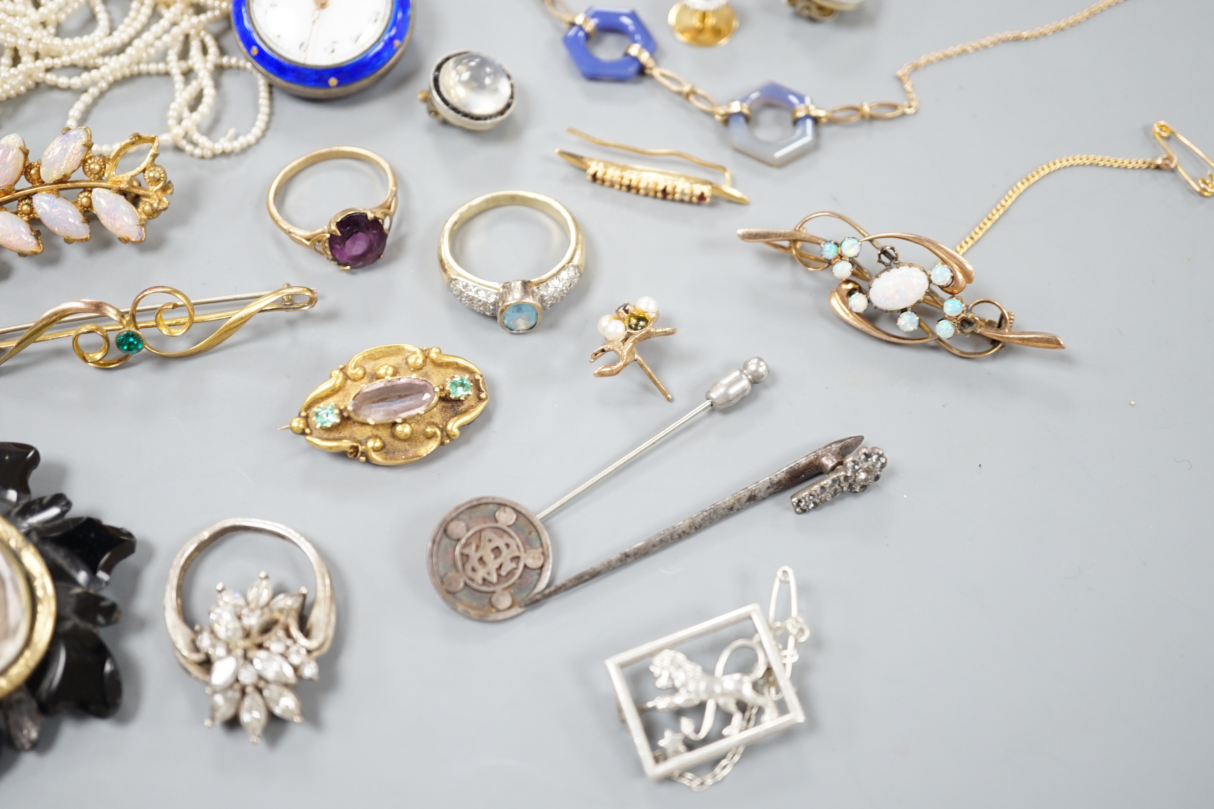 A quantity of mixed Victorian and later jewellery, including yellow metal and white opal scroll bar brooch, 18ct dress stud, 9ct and agate set necklace, seed pearl necklace(a.f.), enamelled peacock brooch, gem set Victor